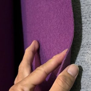 Thảm trải sàn màu tím lót hội chợ triển lãm, làm background chụp hình sự kiện